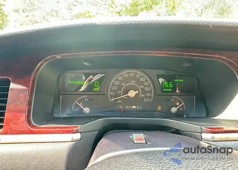 2005 Lincoln Town Car Executive из США, поврежденный, VIN 1L1FM88W85Y654529